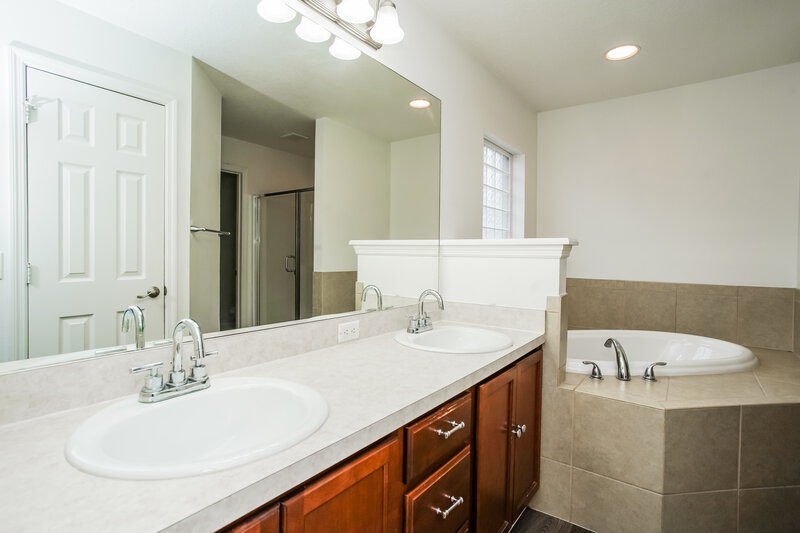 2,360/Mo, 1201 Sheridan Bay Dr Ruskin, FL 33570 Main Bathroom View