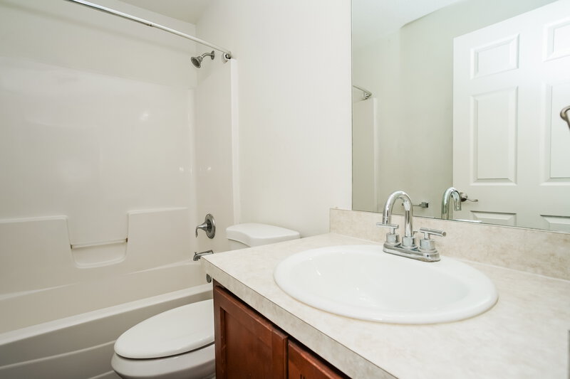 2,360/Mo, 1201 Sheridan Bay Dr Ruskin, FL 33570 Bathroom View