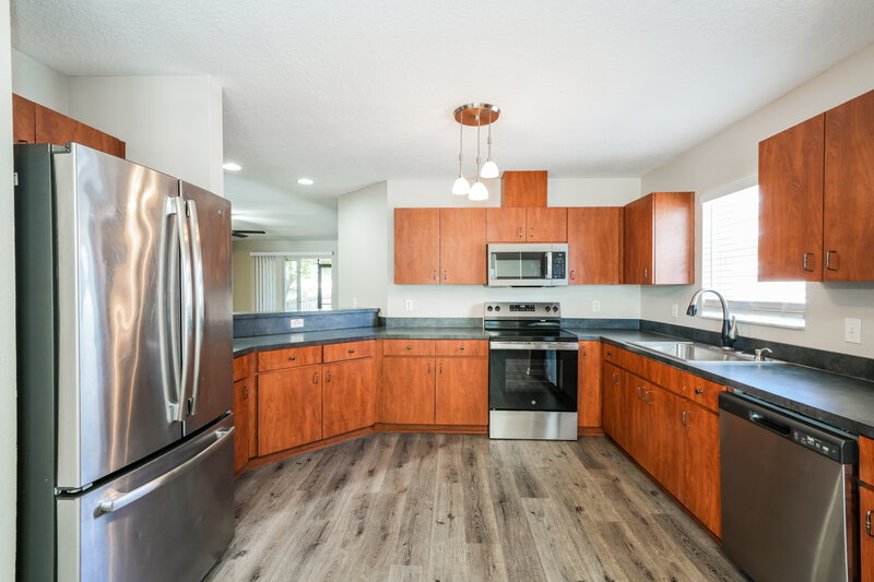 1,930/Mo, 1407 21st St SE Ruskin, FL 33570 Kitchen View