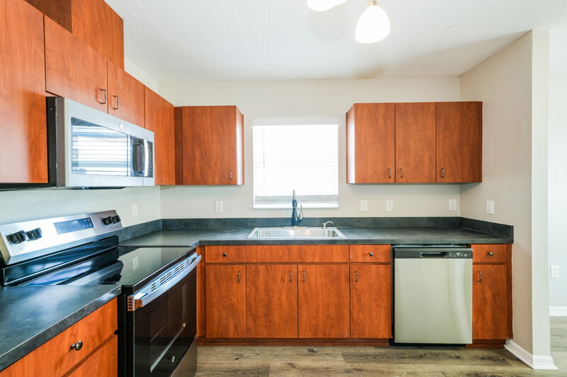 1,930/Mo, 1407 21st St SE Ruskin, FL 33570 Kitchen View 2