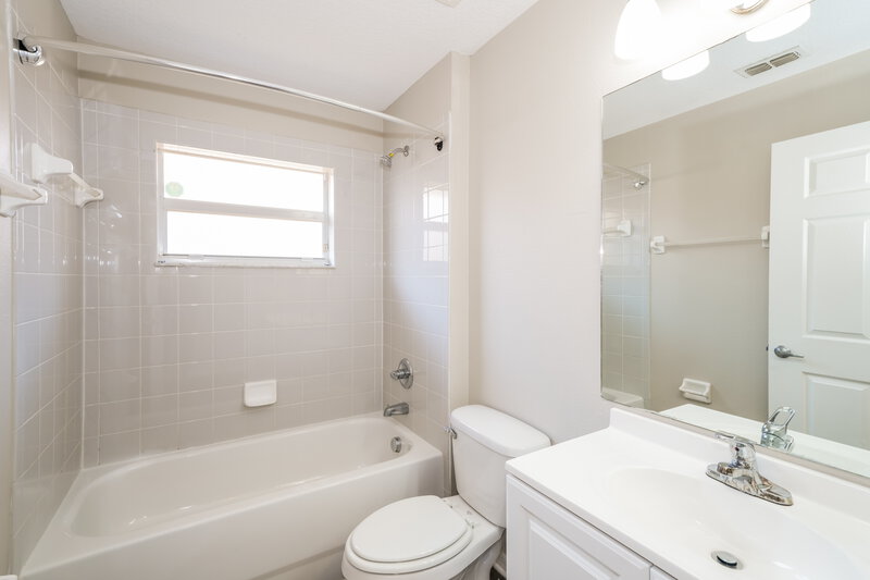 1,930/Mo, 1407 21st St SE Ruskin, FL 33570 Bathroom View