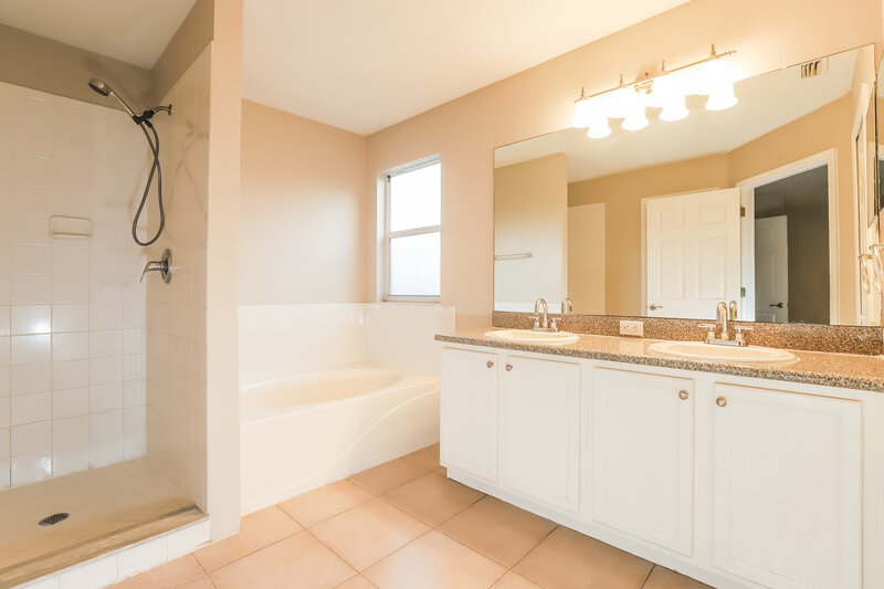 2,500/Mo, 1238 Alpine Lake Drive Brandon, FL 33511 Main Bathroom View