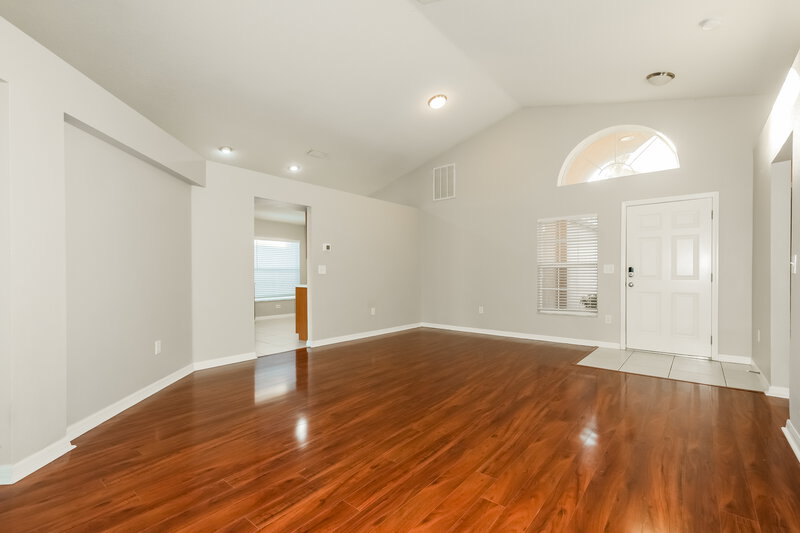 1,940/Mo, 905 15th St NE Ruskin, FL 33570 Living Room View 2