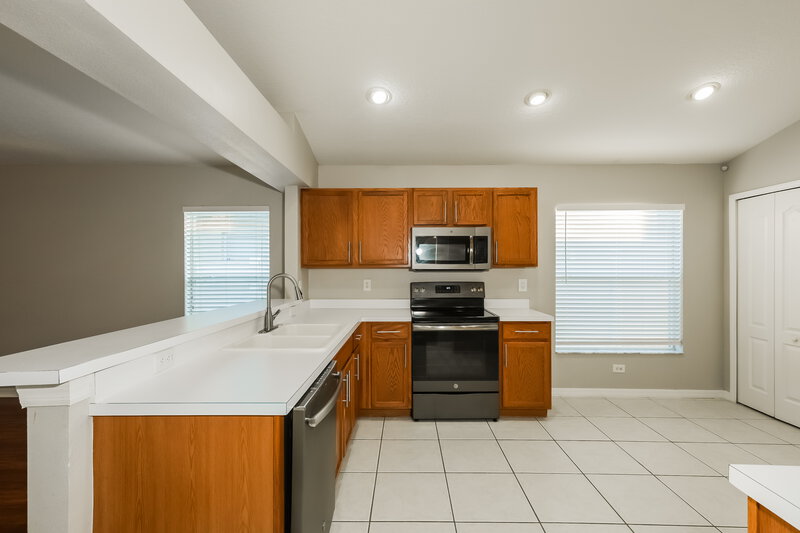 1,940/Mo, 905 15th St NE Ruskin, FL 33570 Kitchen View
