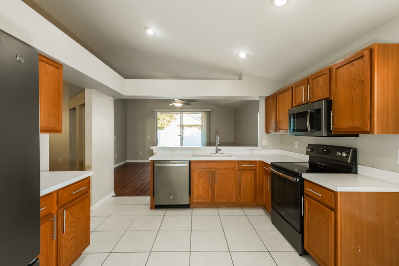 1,940/Mo, 905 15th St NE Ruskin, FL 33570 Kitchen View 2