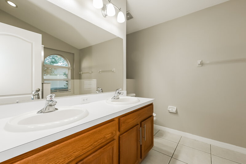 1,940/Mo, 905 15th St NE Ruskin, FL 33570 Main Bathroom View