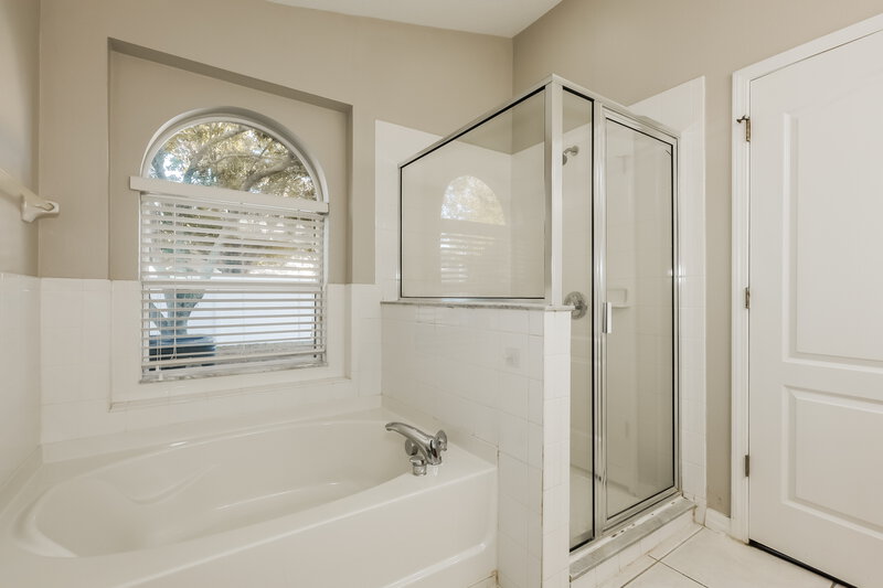 1,940/Mo, 905 15th St NE Ruskin, FL 33570 Main Bathroom View 2