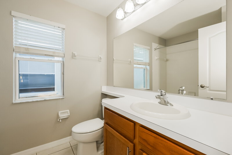 1,940/Mo, 905 15th St NE Ruskin, FL 33570 Bathroom View