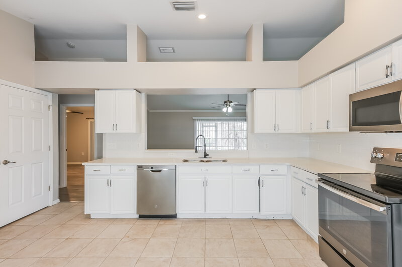 2,140/Mo, 10603 Deepbrook Dr Riverview, FL 33569 Kitchen View 3