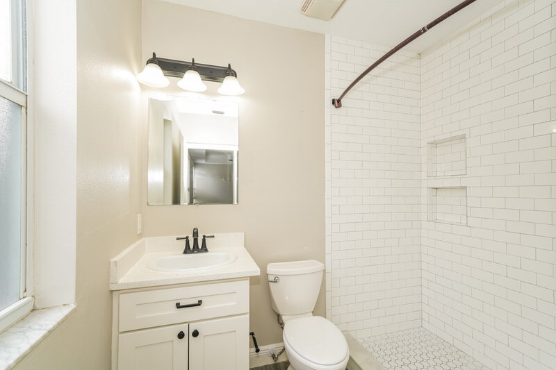 2,460/Mo, 18034 Birdwater Dr Tampa, FL 33647 Main Bathroom View
