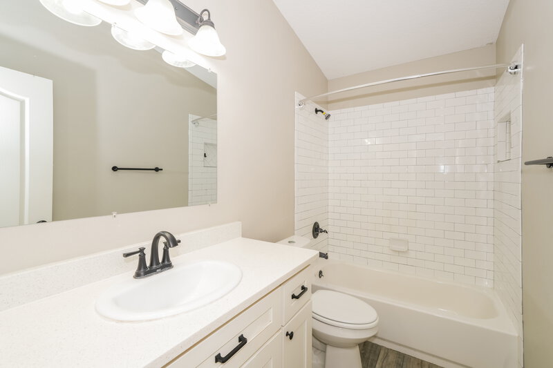 2,460/Mo, 18034 Birdwater Dr Tampa, FL 33647 Bathroom View