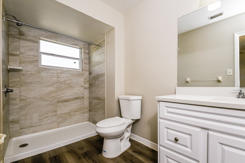 2,255/Mo, 510 Oak Creek Dr Brandon, FL 33511 Main Bathroom View