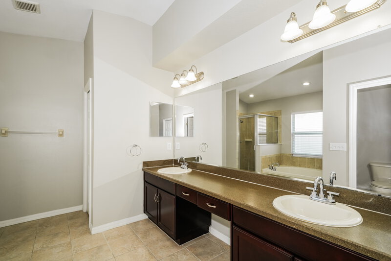 2,470/Mo, 423 Fern Gulley Dr Seffner, FL 33584 Main Bathroom View
