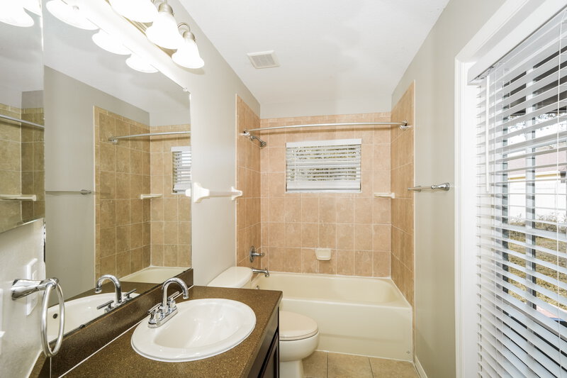 2,470/Mo, 423 Fern Gulley Dr Seffner, FL 33584 Bathroom View