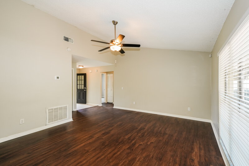 4,200/Mo, 1670 Palm Leaf Dr Brandon, FL 33510 Living Room View 2
