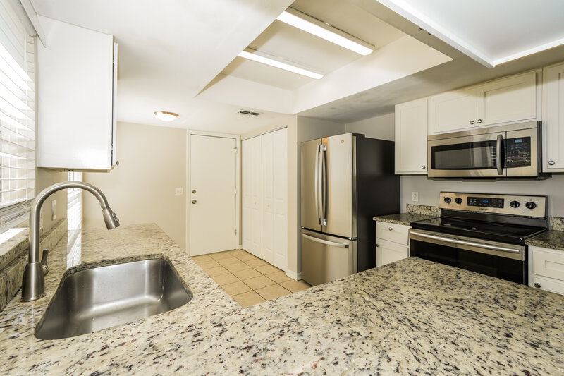 4,200/Mo, 1670 Palm Leaf Dr Brandon, FL 33510 Kitchen View 2