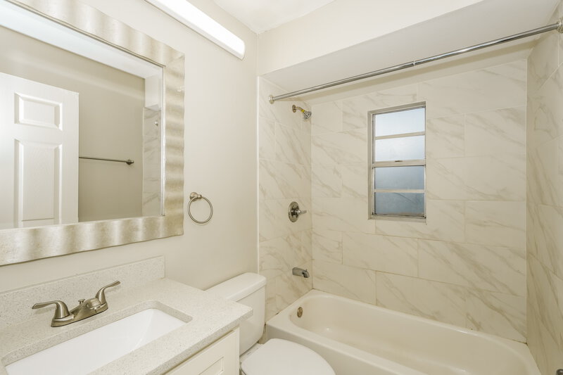 4,200/Mo, 1670 Palm Leaf Dr Brandon, FL 33510 Bathroom View
