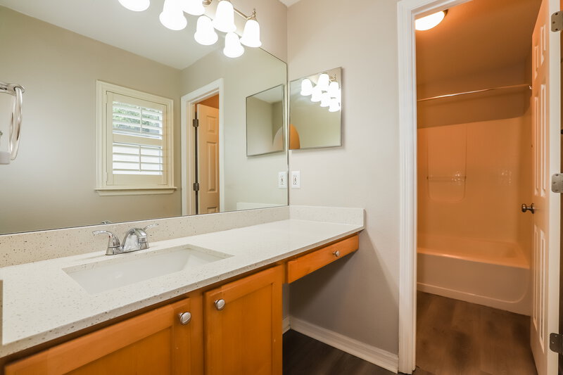 2,235/Mo, 912 Stallion Way Valrico, FL 33594 Main Bathroom View