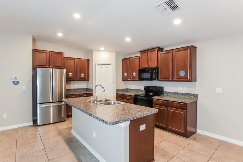2,225/Mo, 10260 Strawberry Tetra Dr Riverview, FL 33578 Kitchen View 2