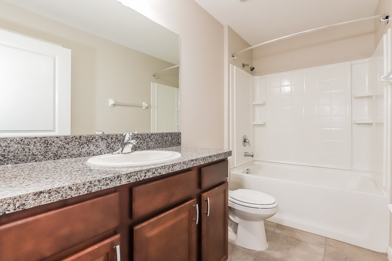 2,225/Mo, 10260 Strawberry Tetra Dr Riverview, FL 33578 Bathroom View