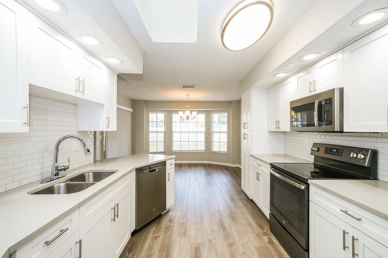 2,100/Mo, 10353 Ventura Dr Spring Hill, FL 34608 Kitchen View 2