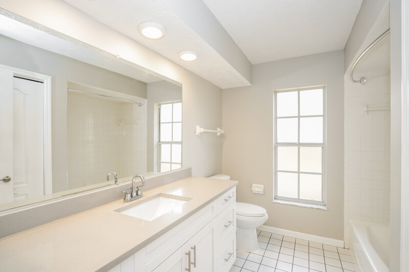 2,100/Mo, 10353 Ventura Dr Spring Hill, FL 34608 Main Bathroom View
