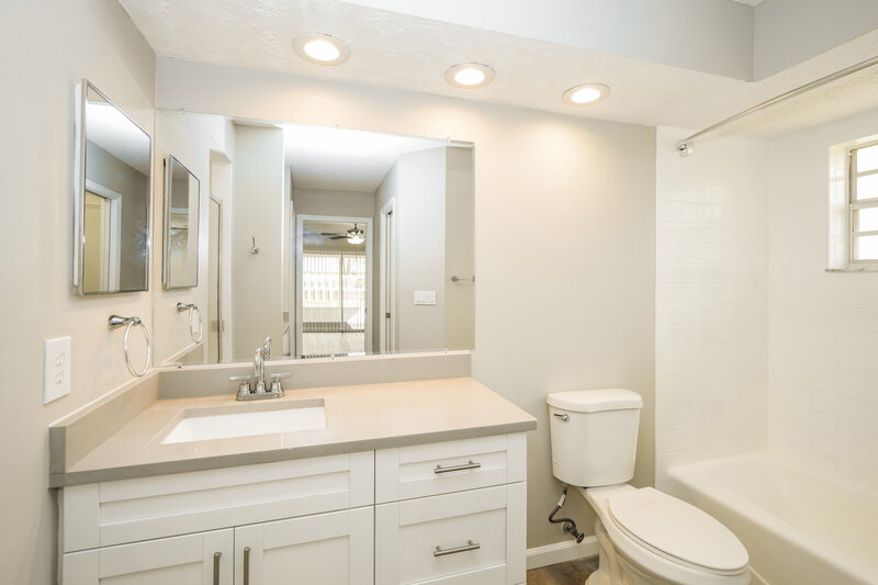 2,100/Mo, 10353 Ventura Dr Spring Hill, FL 34608 Bathroom View