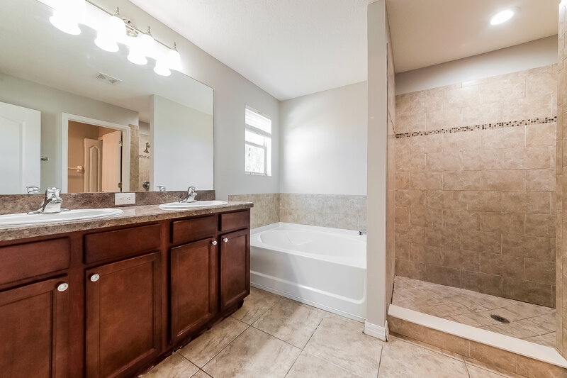 2,185/Mo, 1132 Lauren Manor Loop Ruskin, FL 33570 Main Bathroom View