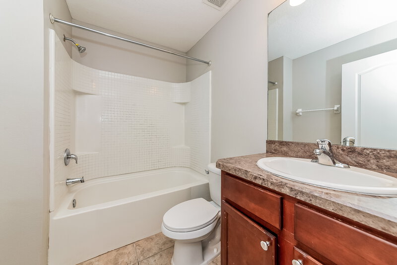 2,185/Mo, 1132 Lauren Manor Loop Ruskin, FL 33570 Bathroom View