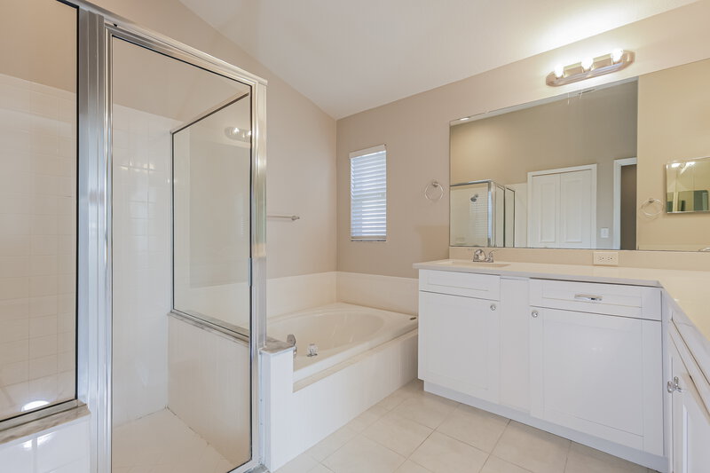 2,290/Mo, 1243 Maximilian Dr Wesley Chapel, FL 33543 Main Bathroom View