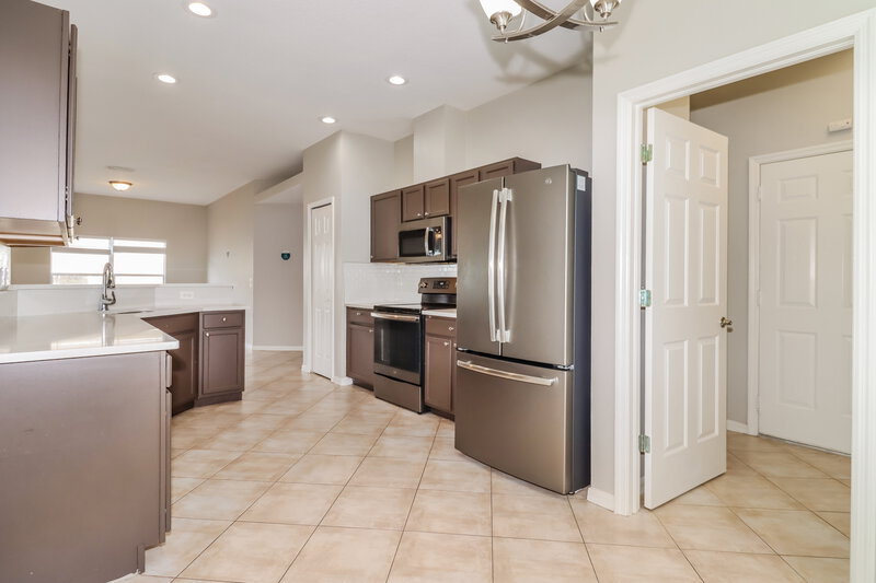 2,680/Mo, 752 Star Pointe Dr Seffner, FL 33584 Kitchen View 2