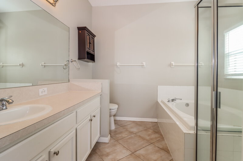 2,680/Mo, 752 Star Pointe Dr Seffner, FL 33584 Main Bathroom View