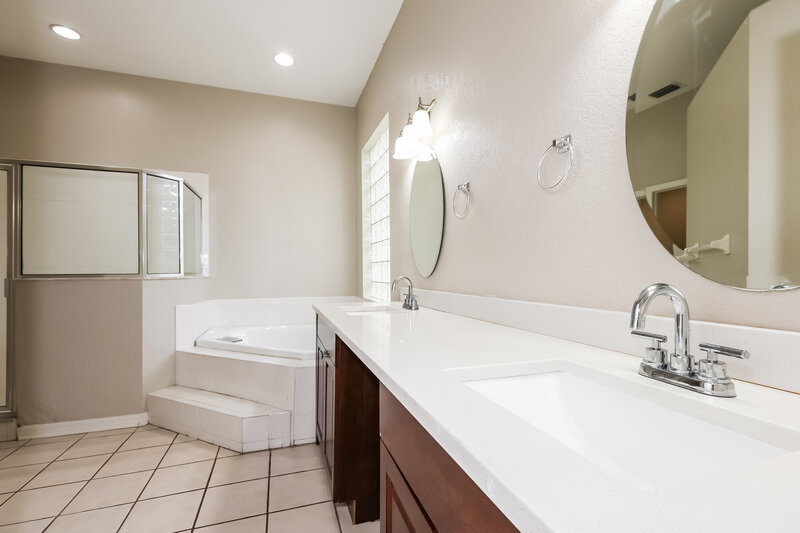 2,525/Mo, 3727 Cold Creek Drive Valrico, FL 33596 Main Bathroom View
