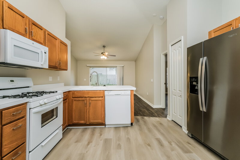 2,175/Mo, 506 Sunset Beach Ct Valrico, FL 33594 Kitchen View