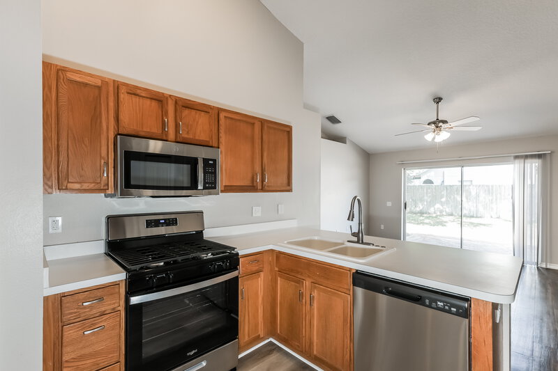 2,195/Mo, 506 Sunset Beach Ct Valrico, FL 33594 Kitchen View 3