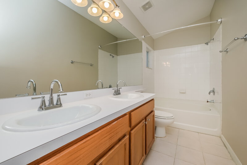 2,175/Mo, 506 Sunset Beach Ct Valrico, FL 33594 Main Bathroom View