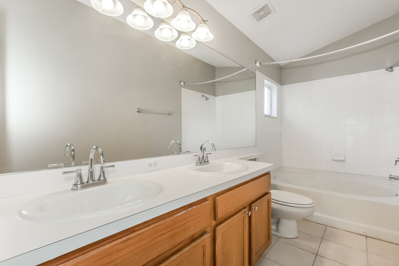 2,195/Mo, 506 Sunset Beach Ct Valrico, FL 33594 Main Bathroom View