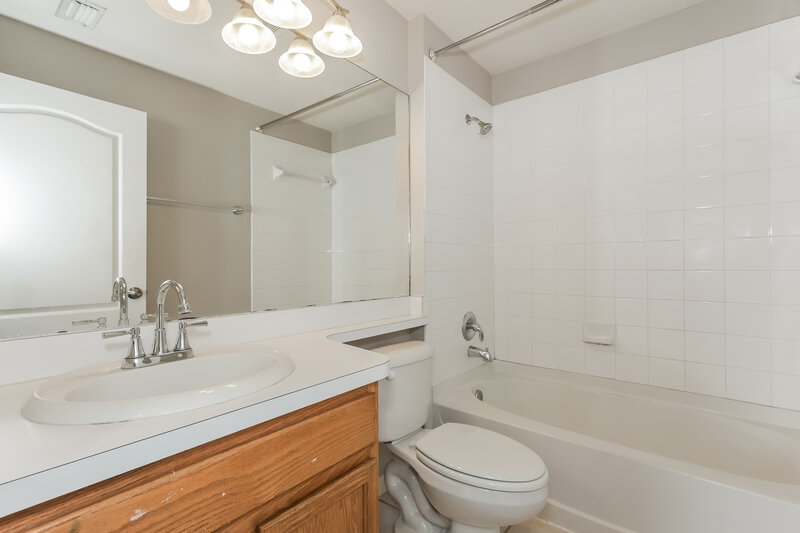 2,195/Mo, 506 Sunset Beach Ct Valrico, FL 33594 Bathroom View