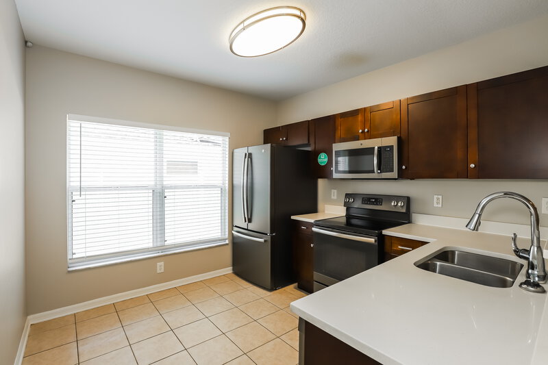 2,000/Mo, 502 Summer Sails Dr Valrico, FL 33594 Kitchen View