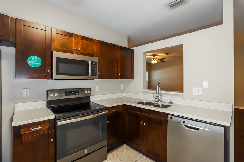 2,000/Mo, 502 Summer Sails Dr Valrico, FL 33594 Kitchen View 2