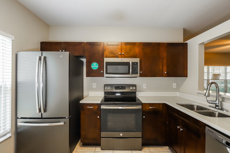 2,000/Mo, 502 Summer Sails Dr Valrico, FL 33594 Kitchen View 3