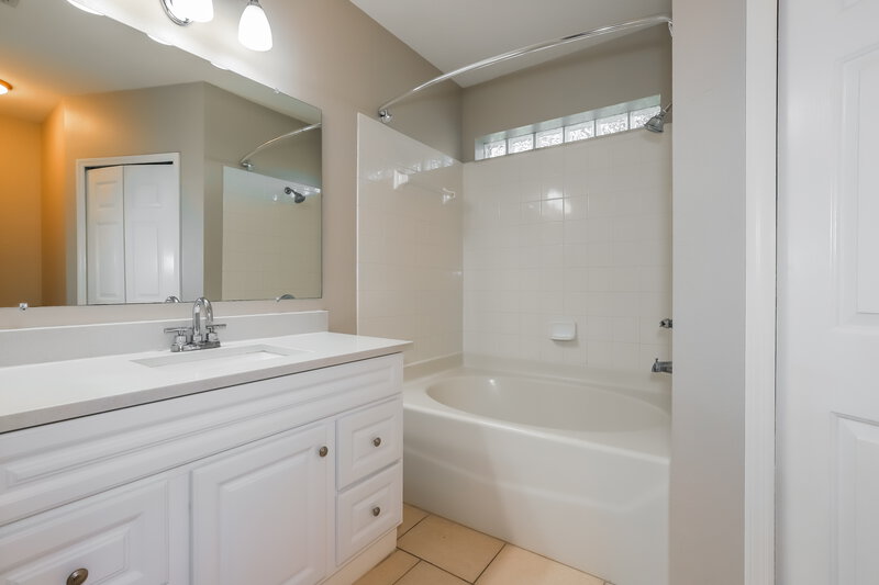 2,000/Mo, 502 Summer Sails Dr Valrico, FL 33594 Main Bathroom View