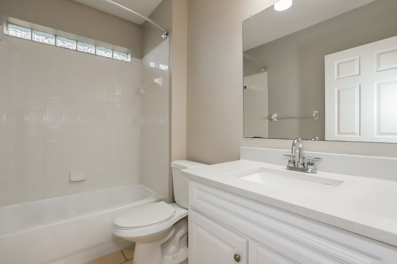 2,000/Mo, 502 Summer Sails Dr Valrico, FL 33594 Bathroom View