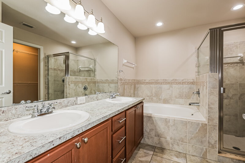 2,005/Mo, 34835 Redding Ln Zephyrhills, FL 33541 Main Bathroom View