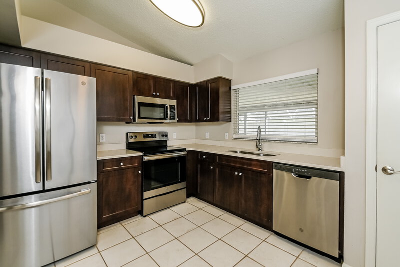 3,910/Mo, 1111 Hardwood Dr Valrico, FL 33596 Kitchen View 2
