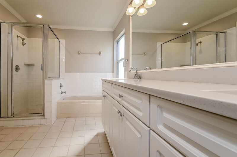 3,910/Mo, 1111 Hardwood Dr Valrico, FL 33596 Main Bathroom View