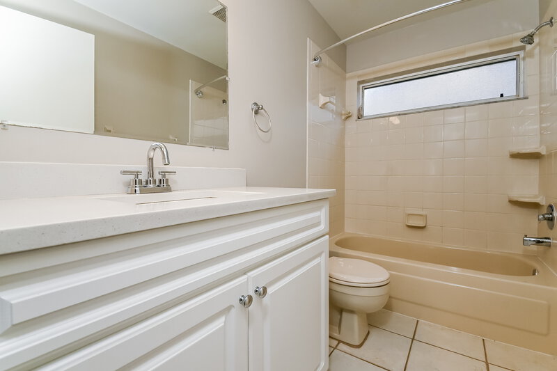 3,910/Mo, 1111 Hardwood Dr Valrico, FL 33596 Bathroom View