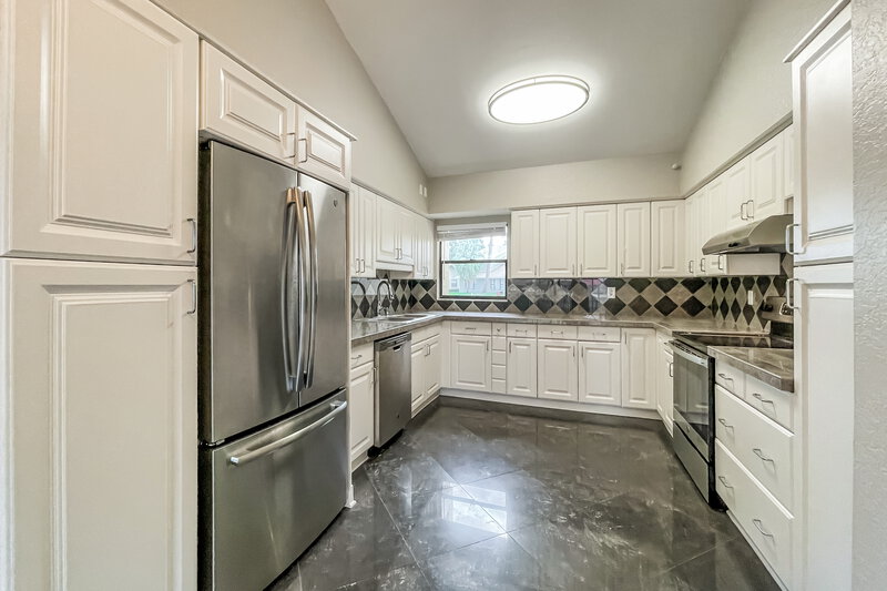 0/Mo, 3334 Brian Rd N Palm Harbor, FL 34685 Kitchen View