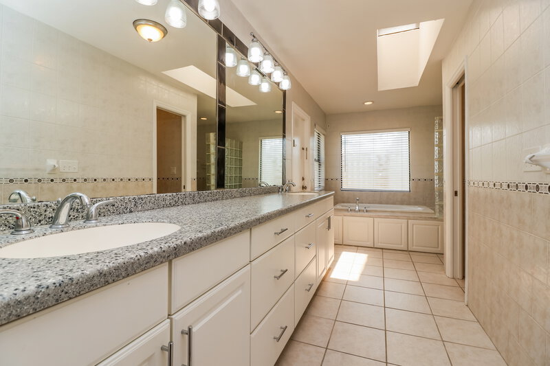 0/Mo, 3334 Brian Rd N Palm Harbor, FL 34685 Main Bathroom View