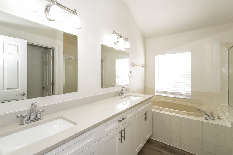 2,245/Mo, 34627 Smart Dr Zephyrhills, FL 33541 Main Bathroom View